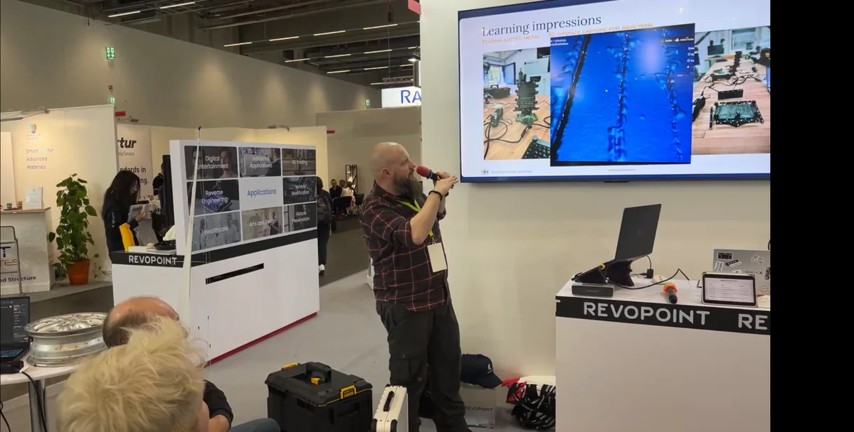 Sören Tanneberger bei einem Kurzvortrag am Revopoint-Stand auf der Formnext 2025