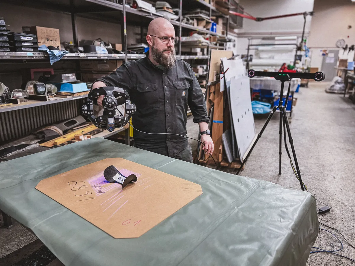3D-Scanner bei der Erfassung eines Bauteils